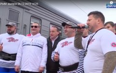 Силач из Волгодонска вместе с двумя товарищами установил новый рекорд России, сдвинув состав в 1080 тонн Силач из Волгодонска вместе с двумя товарищами установил новый рекорд России, сдвинув состав в 1080 тонн