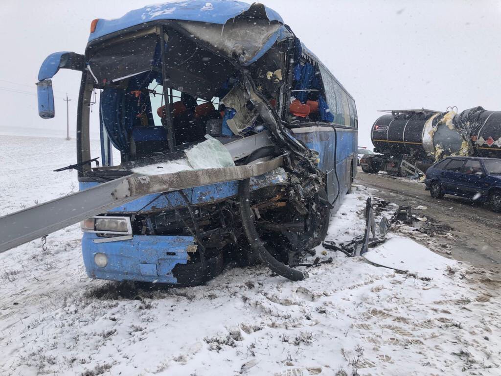 Автобус с пассажирами из Волгодонска столкнулся с большегрузом: есть пострадавший