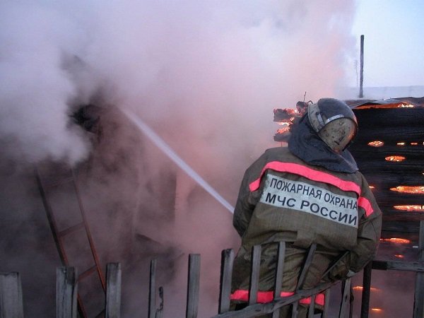 Поздно ночью в Морозовске произошел пожар в частном доме