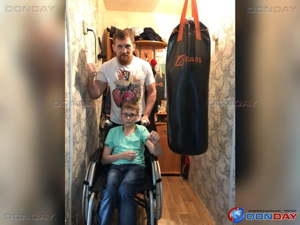 Боксер Дмитрий Кудряшов подарил своему фанату из Волгодонска новую инвалидную коляску