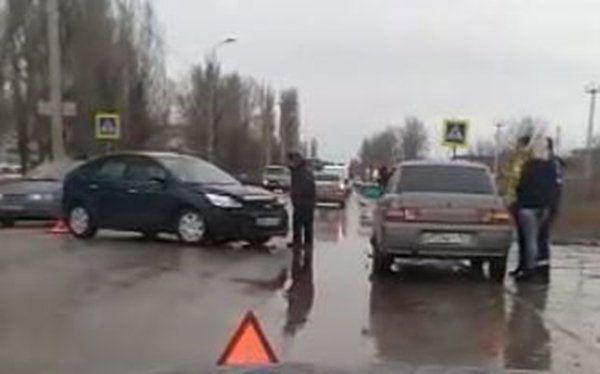 «Форд» и «десятка» столкнулись на перекрестке в Волгодонске: видео
