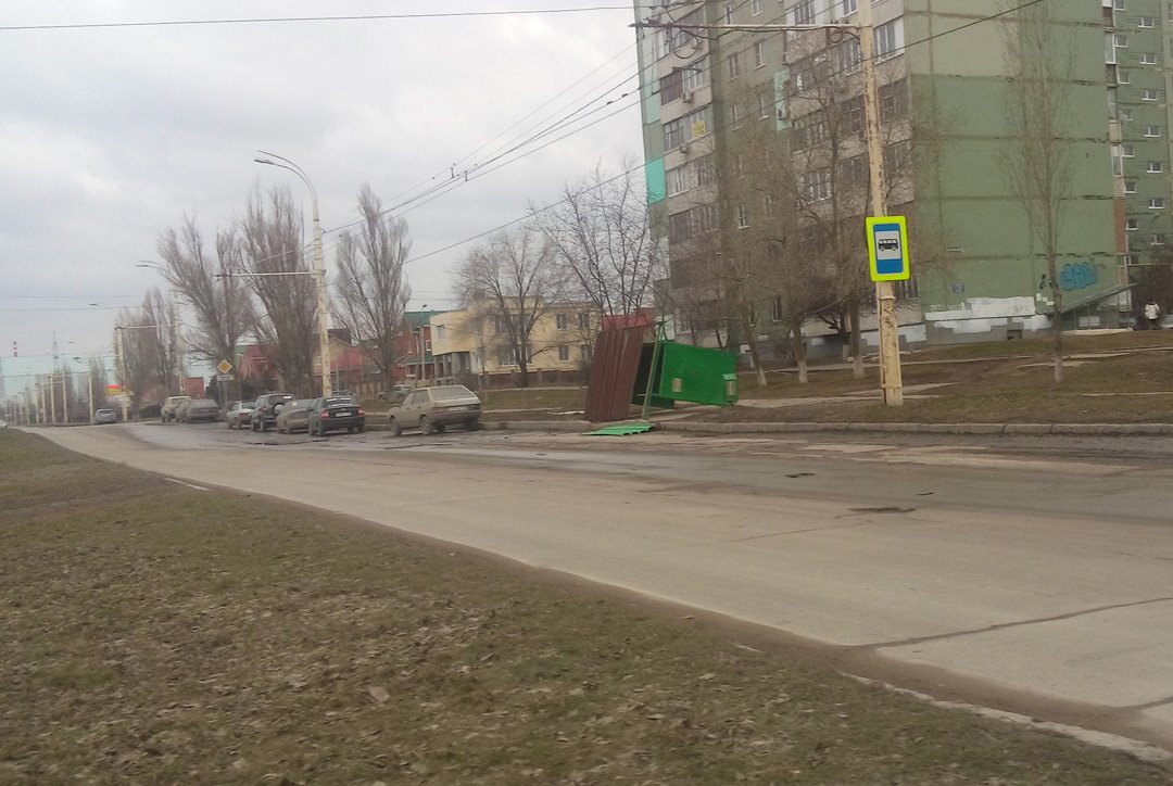 Итоги ураганного ветра в Волгодонске:  поваленные деревья и остановки, сорванные крыши и балконные рамы, побитые машины