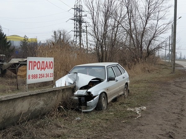 28-летний водитель ВАЗа въехал в бетонное препятствие в Волгодонске