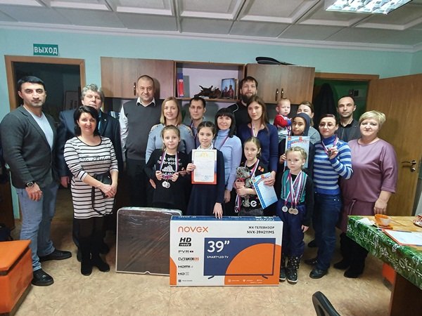 Победители турнира "Мама, папа, я - спортивная семья" в Волгодонске, получили плазменный телевизор