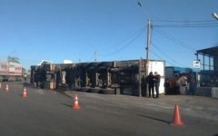 Фура с мандаринами перевернулась на трассе Ростов-Волгодонск