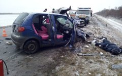 При столкновении двух автомобилей под Сальском погибли оба водителя: видео