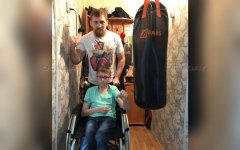 Боксер Дмитрий Кудряшов подарил своему фанату из Волгодонска новую инвалидную коляску