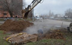 Возле затопленного ГСК в Волгодонске трое суток не могут найти протечку Возле затопленного ГСК в Волгодонске трое суток не могут найти протечку