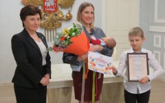 Юбилейный сертификат на материнский капитал выдали на новорожденного из Волгодонска