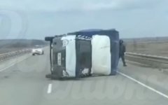 ГАЗель опрокинуло потоком ветра на трассе Ростов-Волгодонск: видео