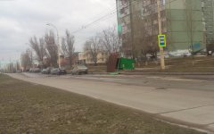 Итоги ураганного ветра в Волгодонске:  поваленные деревья и остановки, сорванные крыши и балконные рамы, побитые машины Итоги ураганного ветра в Волгодонске:  поваленные деревья и остановки, сорванные крыши и балконные рамы, побитые машины