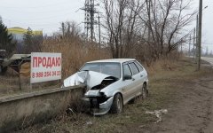 28-летний водитель ВАЗа въехал в бетонное препятствие в Волгодонске