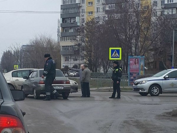 ВАЗ и иномарка не смогли разъехаться на перекрестке в Волгодонске