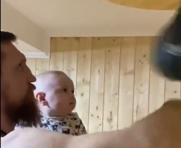 Дмитрий Кудряшов показал тренировку с 7-ми месячным сыном на руках: видео