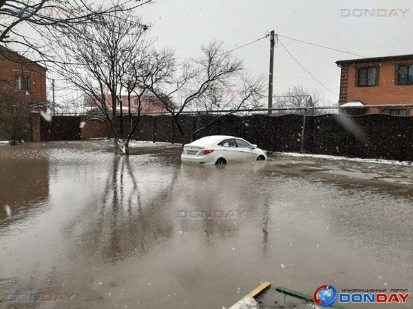 Из-за снега и талой воды в Волгодонске затопило дом и частные дворы на БВП: видео