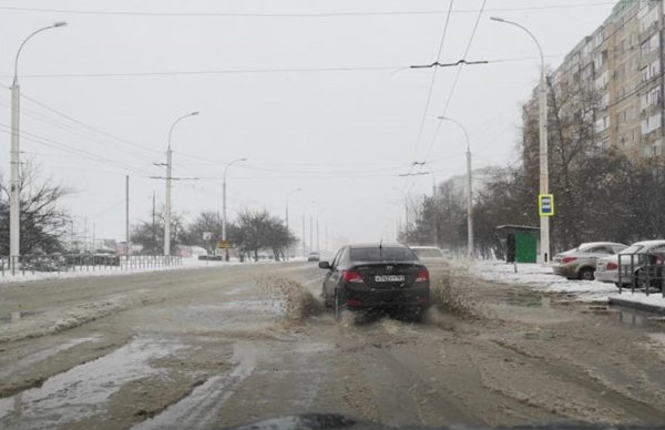 Снег и талая вода затруднили передвижение в Волгодонске