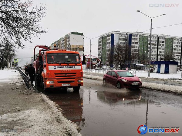 Коммунальщики Волгодонска активно откачивают воду с дорог, чтобы город не превратился в каток