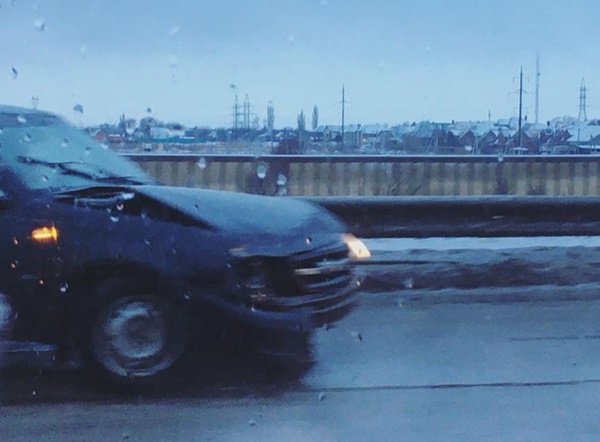 Из-за наледи и скользкой дороги сразу три аварии произошло на путепроводе в Волгодонске: видео