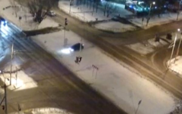 Очередной автолюбитель «перелетел» через разделительный газон на Гагарина-Курчатова в Волгодонске: видео