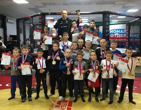 Четырнадцать золотых наград привезли спортсмены из Волгодонска с турнира по FCF-MMA