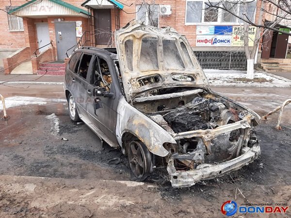 В центре Волгодонска подожгли автомобиль «BMW X5»: видео