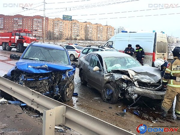 Два человека пострадали в лобовом ДТП на мосту в Волгодонске: видео