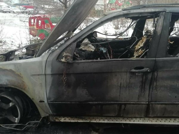 В ночном пожаре c «BMW X5» пострадал еще один автомобиль: видео