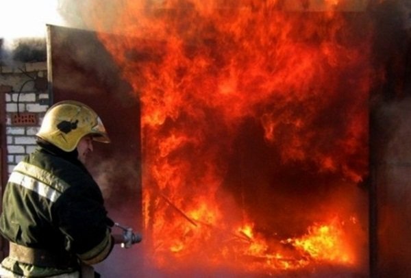 В Константиновске пожар уничтожил гараж местного жителя