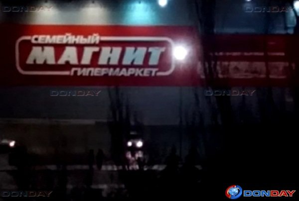 Жители пожаловались на дрифтеров, собирающихся на гипермаркете «Магнит» в Волгодонске: видео