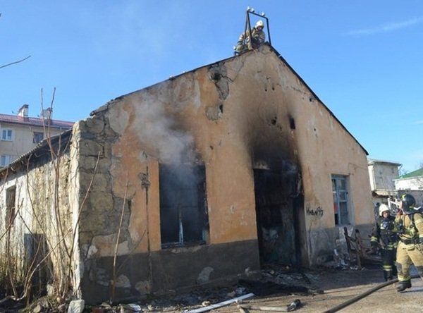 В Морозовском районе произошел пожар в брошенном здании