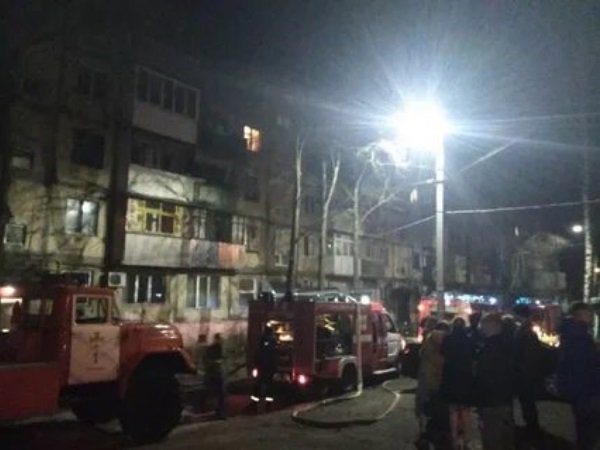При пожаре в Семикаракорске пострадала женщина