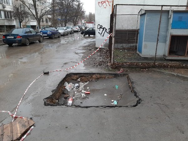 В Волгодонске провалился асфальт на Строителей