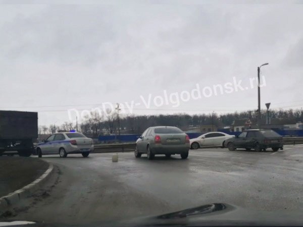 В Цимлянске произошло ДТП с участием КАМАЗа с прицепом и "четырнадцатой": видео