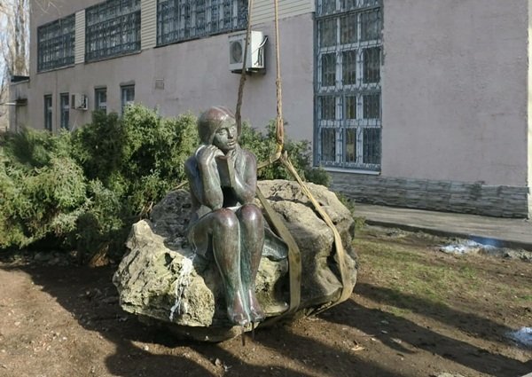«Девушка с книгой» нашла себе новое пристанище у Центральной библиотеки Волгодонска: видео