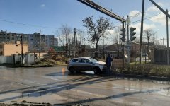 В Волгодонске мужчина на кроссовере при обгоне ударил «Ниссан» и врезался в бордюр