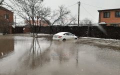 Из-за снега и талой воды в Волгодонске затопило дом и частные дворы на БВП: видео