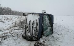 Микроавтобус с пассажирами из Волгодонска опрокинулся на трассе под Ростовом Микроавтобус с пассажирами из Волгодонска опрокинулся на трассе под Ростовом