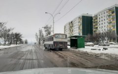 Волгодонцы падают на неубранных от снега остановках Волгодонцы падают на неубранных от снега остановках