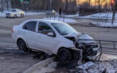 Пешеходное ограждение разрезало капот «Ravon Nexia» на Энтузиастов в Волгодонске