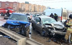 Два человека пострадали в лобовом ДТП на мосту в Волгодонске: видео