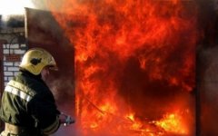 В Константиновске пожар уничтожил гараж местного жителя