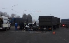 В Морозовском районе два человека пострадали при столкновении легковушки и КАМАЗа В Морозовском районе два человека пострадали при столкновении легковушки и КАМАЗа
