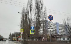 Парковаться и останавливаться запретили автомобилистам на улице Гагарина в Волгодонске Парковаться и останавливаться запретили автомобилистам на улице Гагарина в Волгодонске
