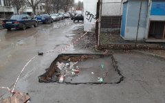 В Волгодонске провалился асфальт на Строителей В Волгодонске провалился асфальт на Строителей