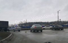 В Цимлянске произошло ДТП с участием КАМАЗа с прицепом и "четырнадцатой": видео