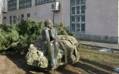 «Девушка с книгой» нашла себе новое пристанище у Центральной библиотеки Волгодонска: видео