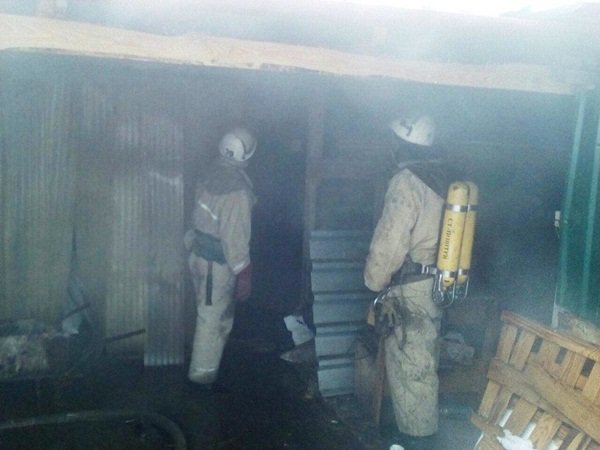 Крупный пожар уничтожил здание в Морозовском районе