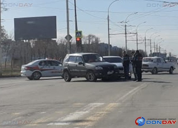 На перекрестке в Волгодонске столкнулись внедорожник и легковушка: видео
