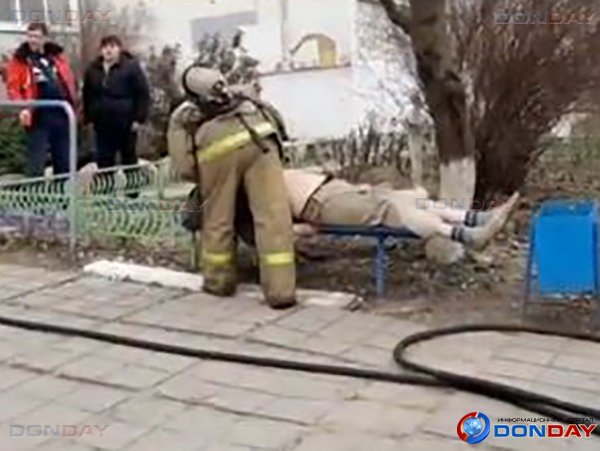 Мужчина пострадал при пожаре в многоквартирном доме в Волгодонске: видео