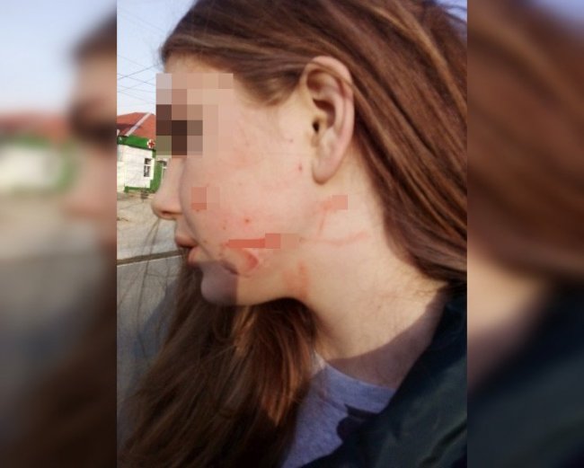 Женщина посреди улицы  избила девочку в донском регионе: видео